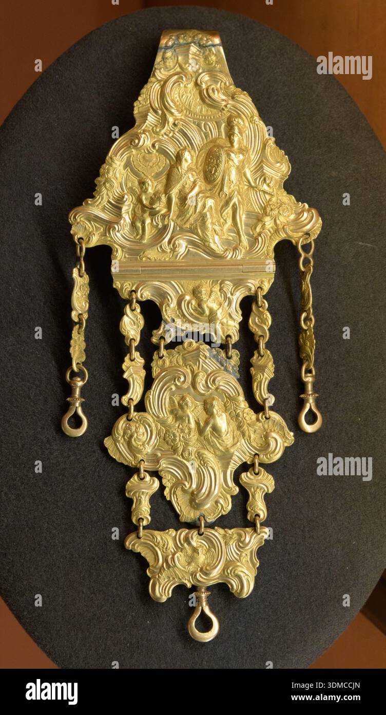 Château rococo doré avec figures mythologiques et putti, Museo Poldi Pezzoli, Milan, Italie. Chef-d'œuvre d'art décoratif antique. Banque D'Images