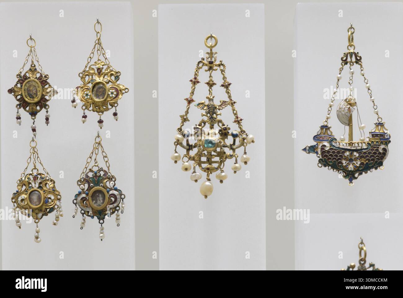 Collection de bijoux en or Renaissance avec pendentif caravelle vénitienne au Museo Poldi Pezzoli, Milan, Italie. Banque D'Images