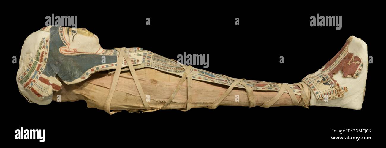 Ancienne momie égyptienne en cartonnage décoré, peut-être de la période ptolémaïque ou romaine, exposée au Museo Egizio, Turin, Italie. Banque D'Images