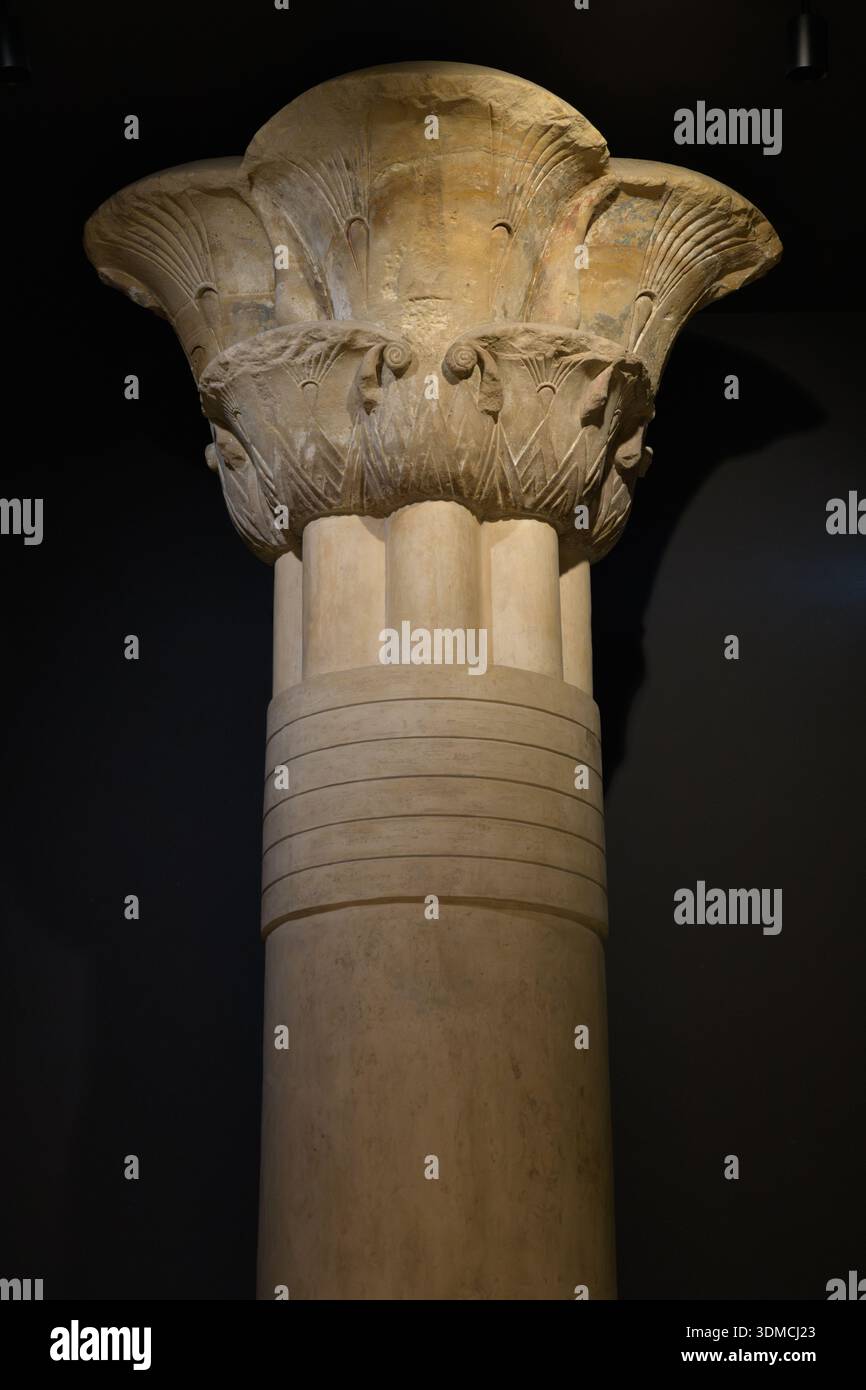 Grès composite papyrus capitale d'une ancienne colonne égyptienne, 30e dynastie, règne de Nectanebo I, Museo Egizio, Turin, Italie. Banque D'Images