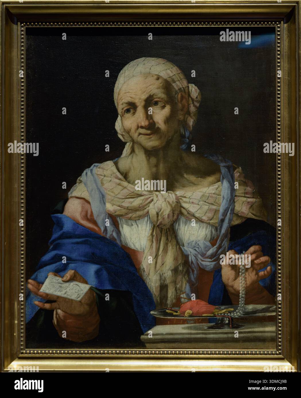 'Vieille femme avec un collier de perles et une lettre (Vanitas)' de Giovan Battista Langetti, vers 1663, est exposée à la Gallerie dell'Accademia, Venise, Italie Banque D'Images