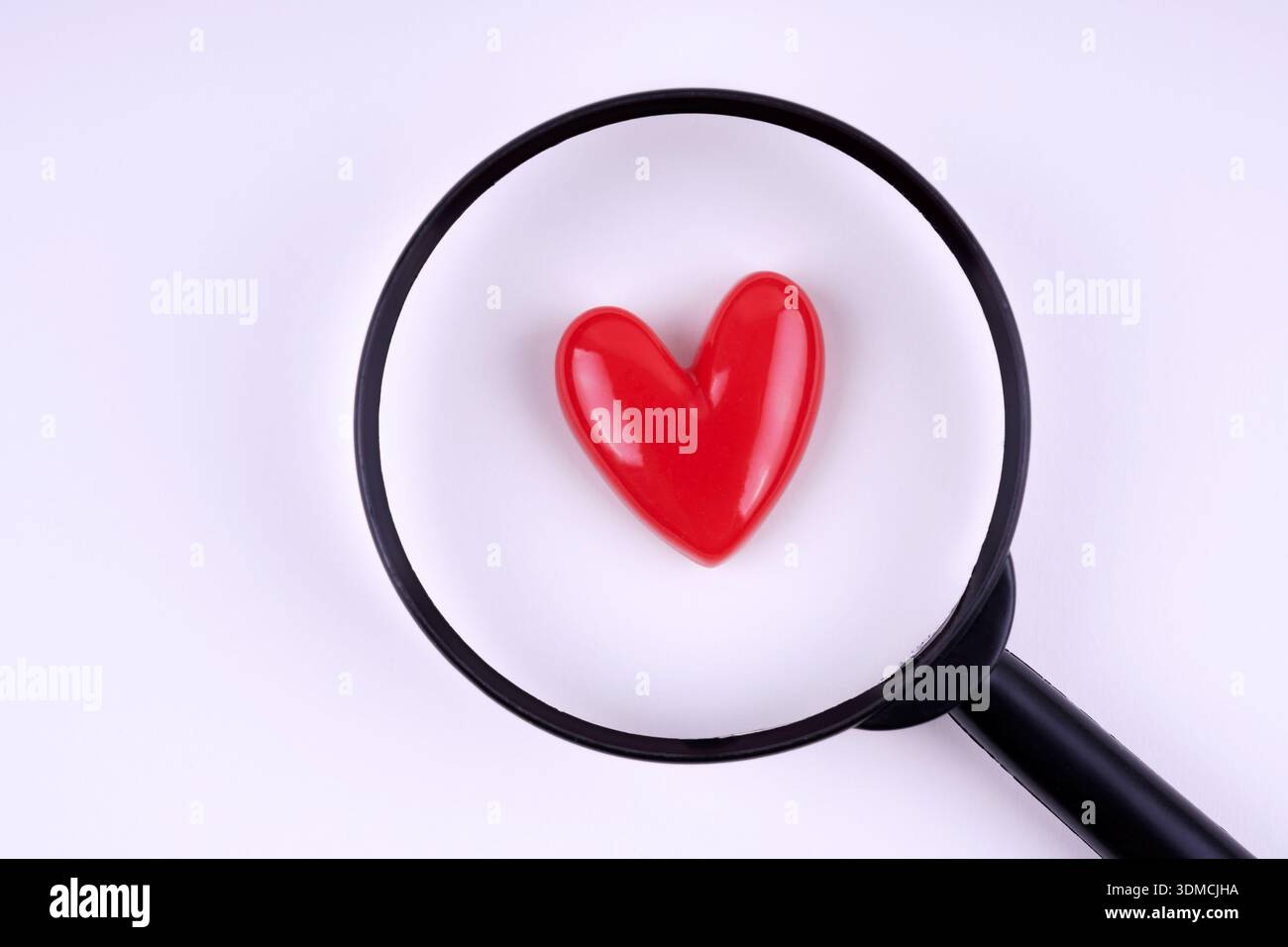 Forme de coeur sous loupe concept de Saint-Valentin Banque D'Images