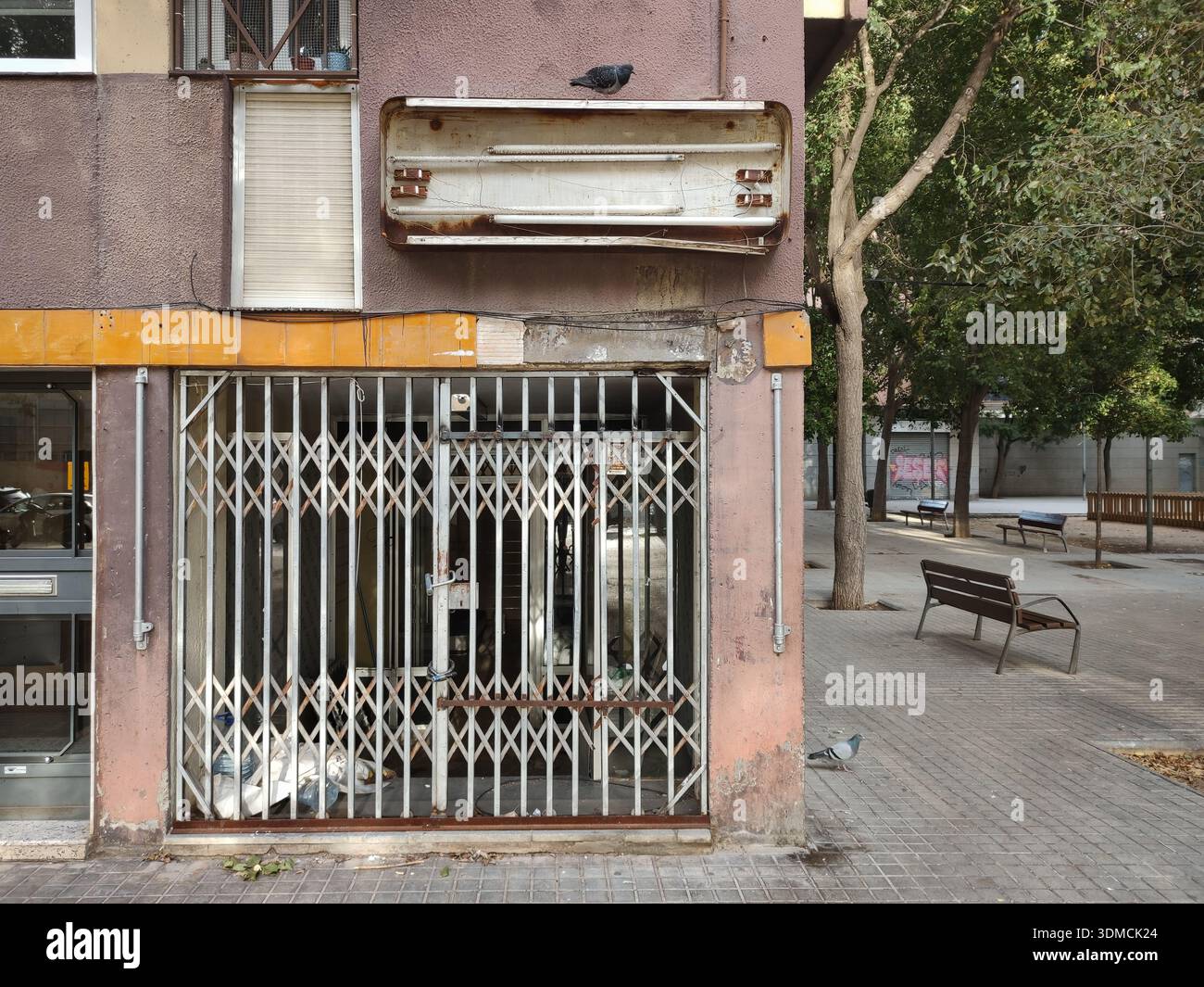 Détail d'une ancienne boutique fermée et barrée dans un coin de la ville, regard sale et abandonné Banque D'Images