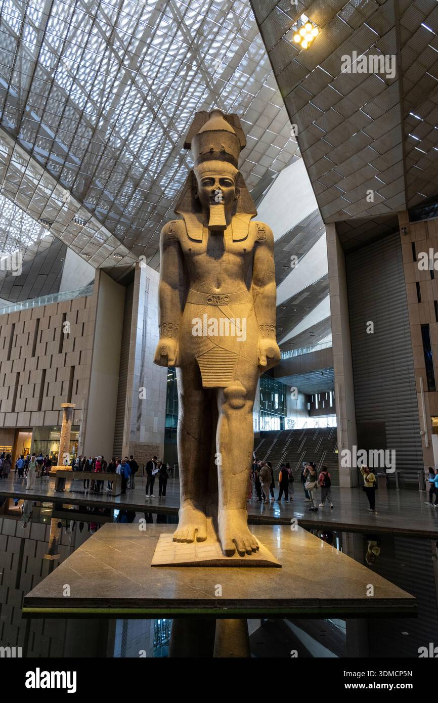 La statue colossale en granit vieille de 3 200 ans du roi Ramsès II, le Grand Musée égyptien, GEMME, le Caire, Égypte. Banque D'Images