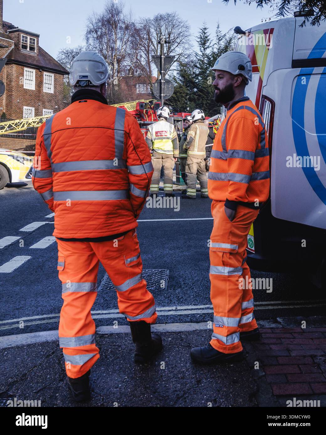 Les secouristes assistent à un incendie dans la ville prospère de Hampstead à Londres. Banque D'Images