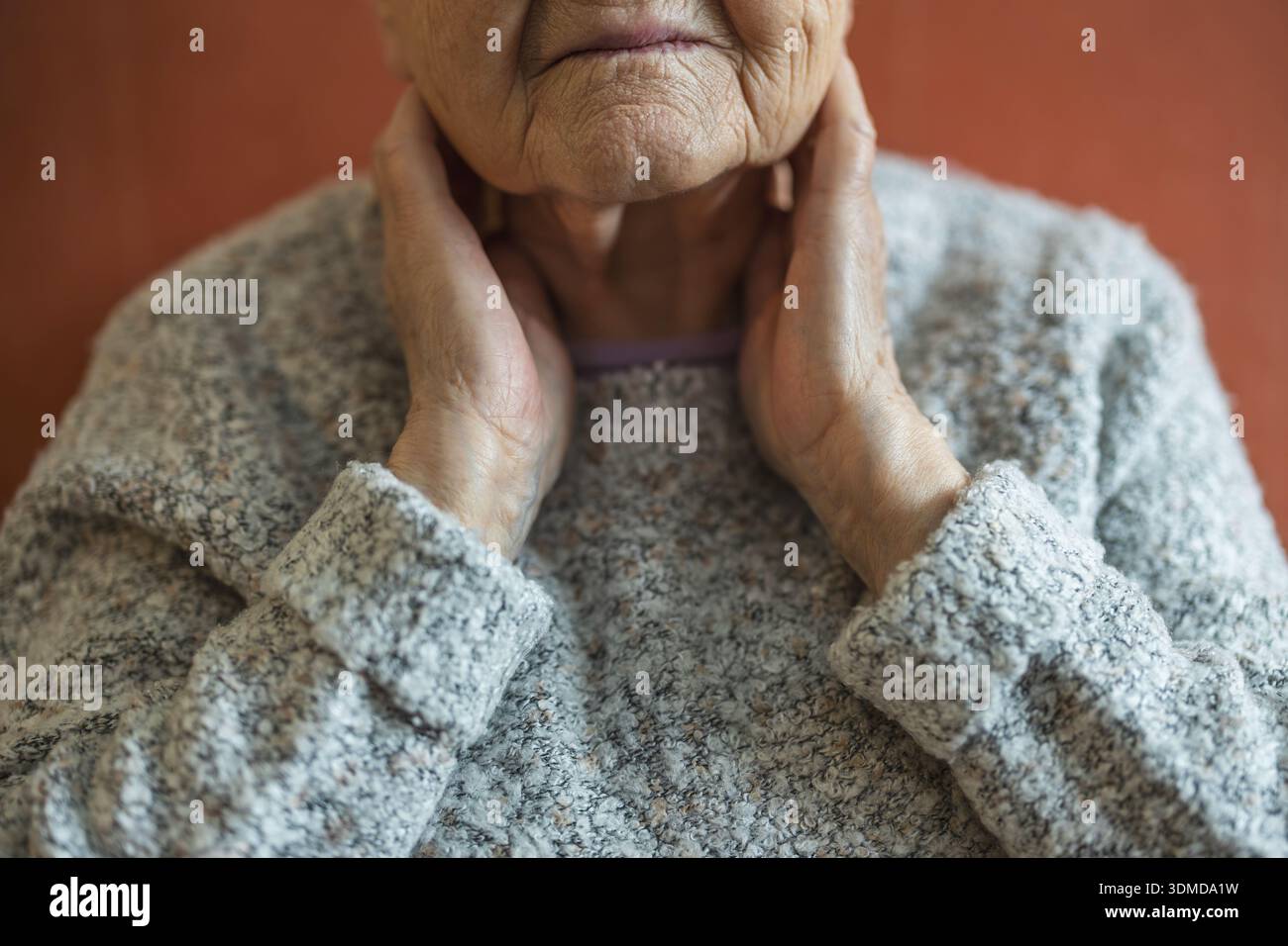Hauts femme souffrant de douleur au cou Banque D'Images