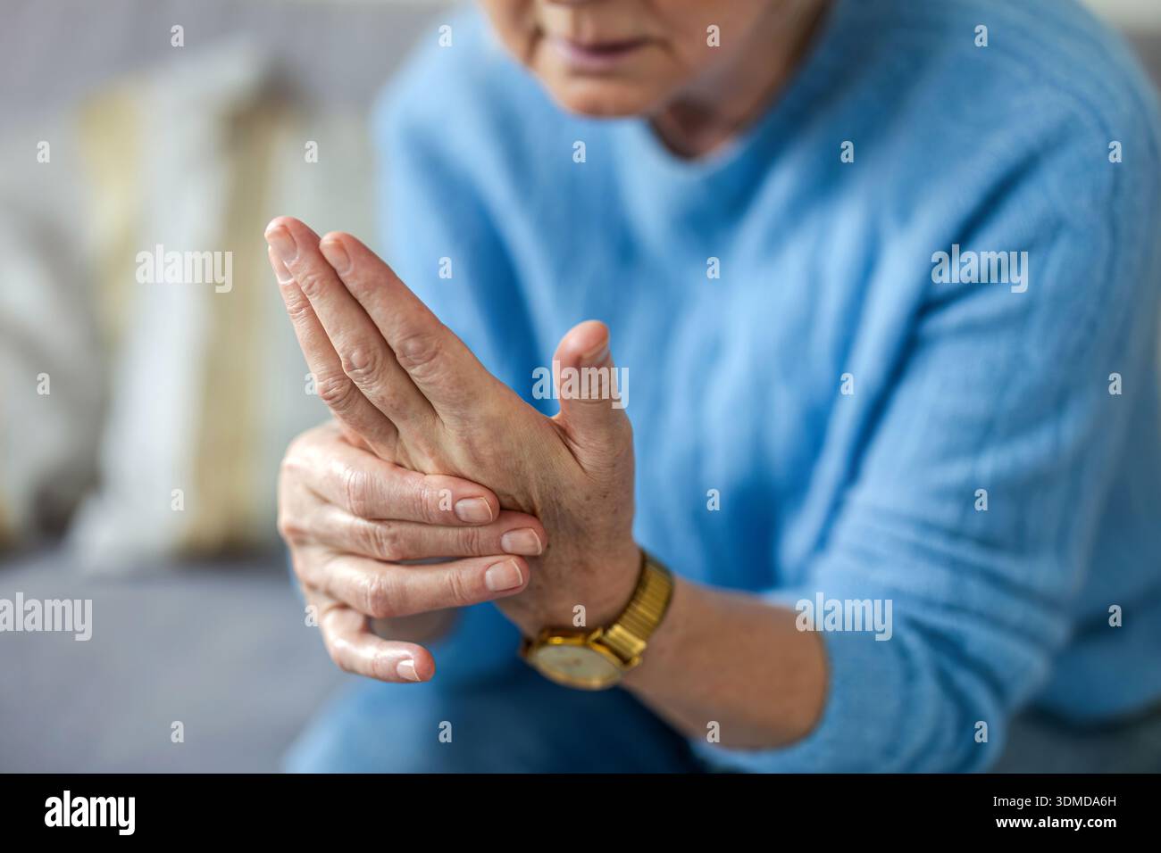 Senior woman's hands Banque D'Images