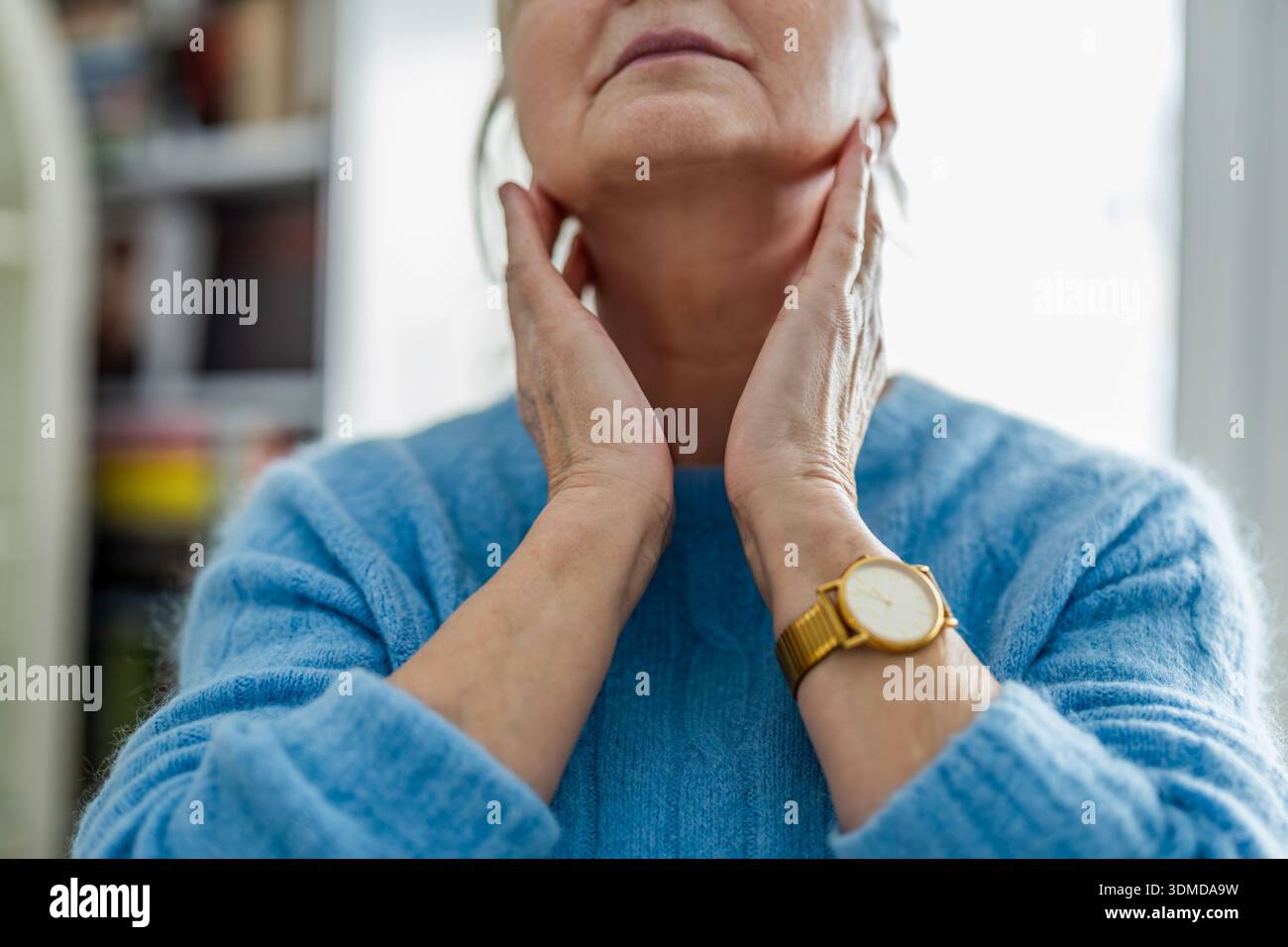 Hauts femme souffrant de douleur au cou Banque D'Images