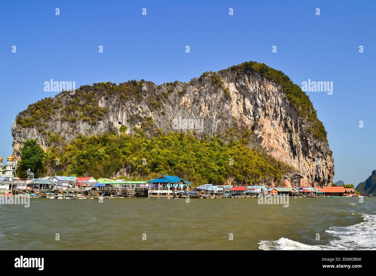 Le village de pêcheurs flottant de Koh Panyee fait de maison sur pilotis dans la baie de Phnag Nga parmi les falaises calcaires karstiques de la mer d'Andaman, Thaïlande Banque D'Images