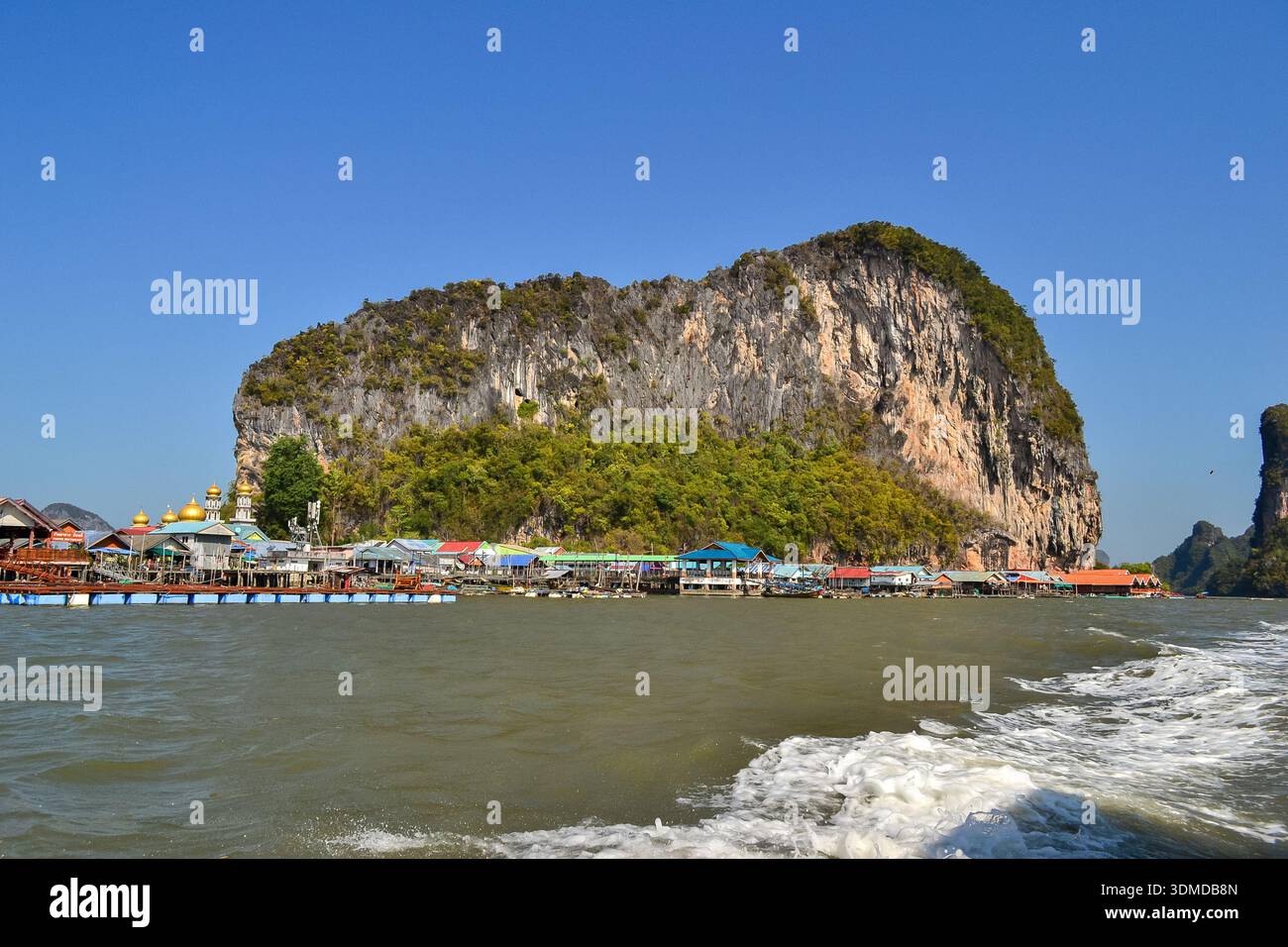 Le village de pêcheurs flottant de Koh Panyee fait de maison sur pilotis dans la baie de Phnag Nga parmi les falaises calcaires karstiques de la mer d'Andaman, Thaïlande Banque D'Images