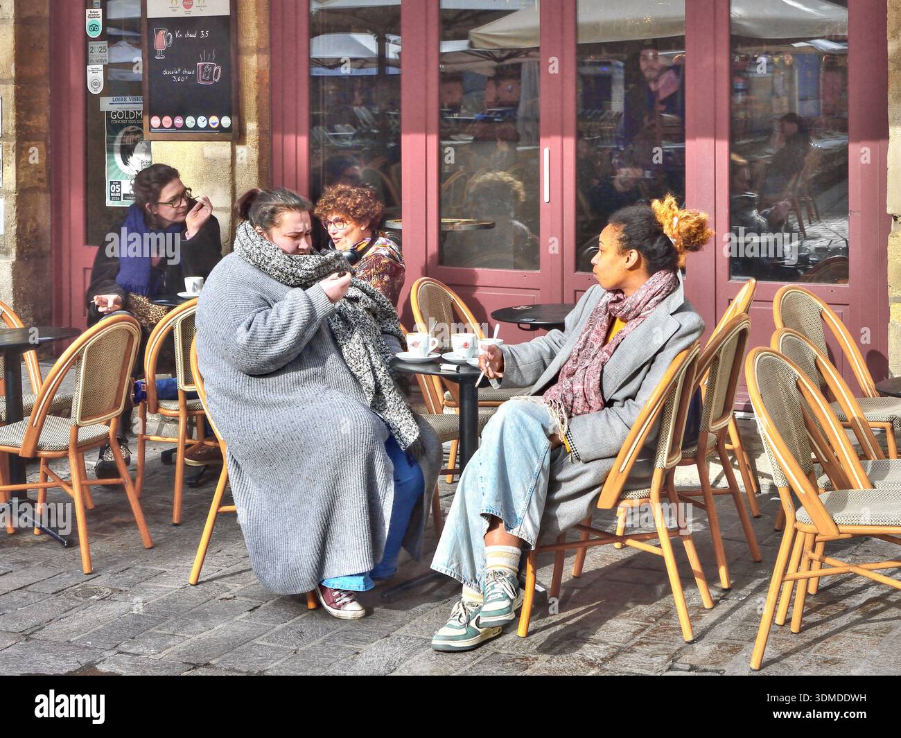 Femmes discutant à la terrasse de café en plein air - Tours, Indre-et-Loire (37), France. Banque D'Images