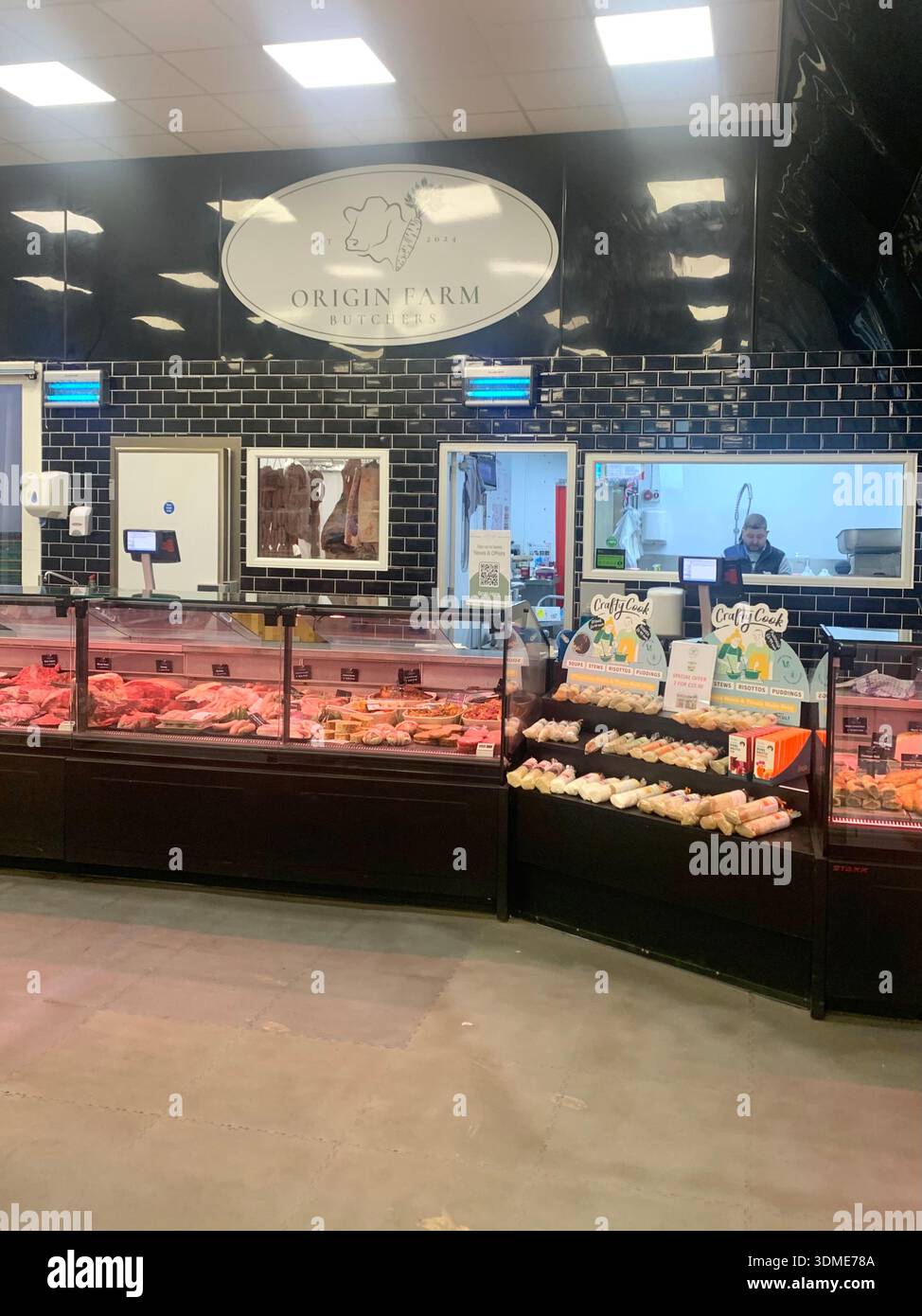 Magasin de ferme appelé Whites Earls Barton Northamptonshire Angleterre les clients anglais britannique regardant les produits frais affichés sur les étagères de produits locaux - Image de stock capturée avec un smartphone