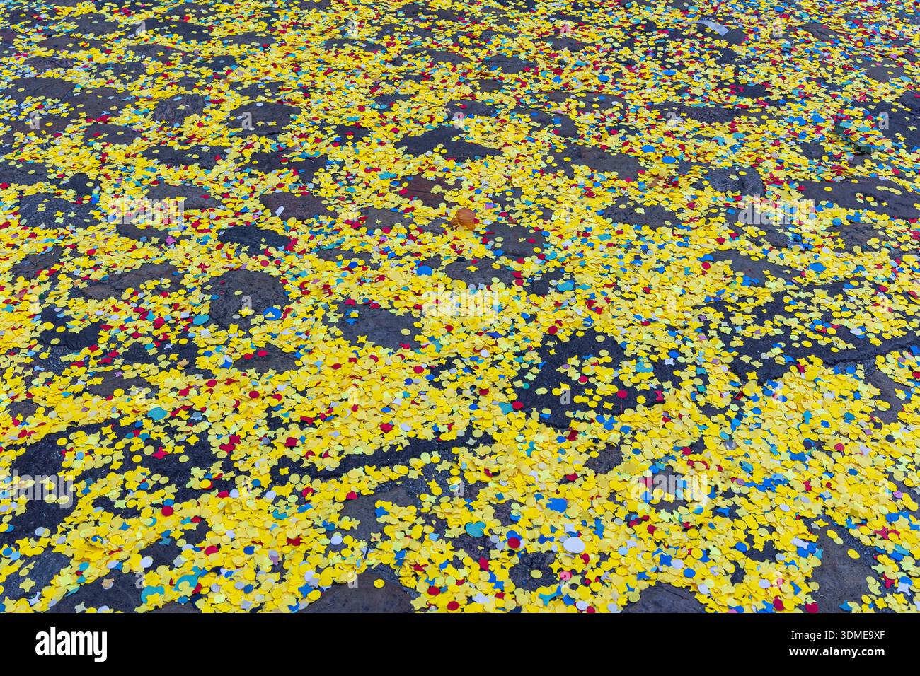 Confettis colorés (morceaux de papier) recouvrant le trottoir jeté par les acclamateurs du carnaval pendant le carnaval de Bâle, en Suisse. Banque D'Images