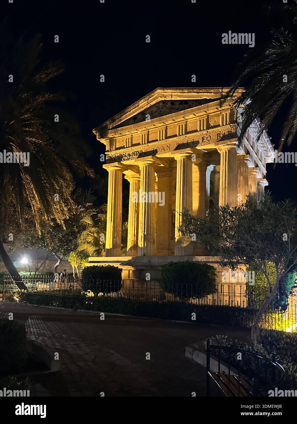 Monument néoclassique à Sir Alexander Ball illuminé la nuit, la Valette, Malte, mai 2025 Banque D'Images