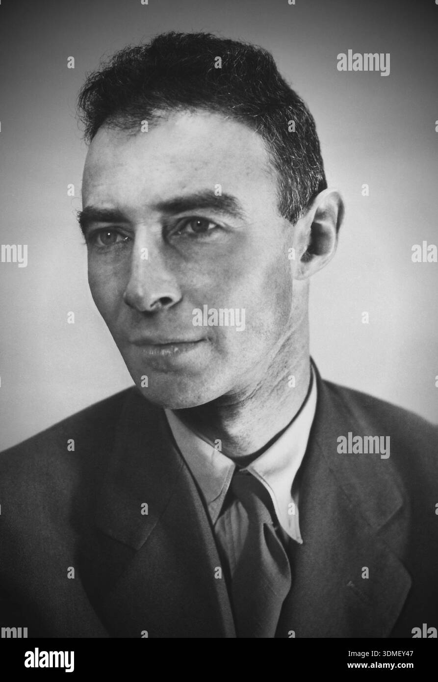 Un portrait de J. Robert Oppenheimer en 1944, le physicien théorique qui a servi comme directeur du laboratoire de Los Alamos en temps de guerre. Banque D'Images