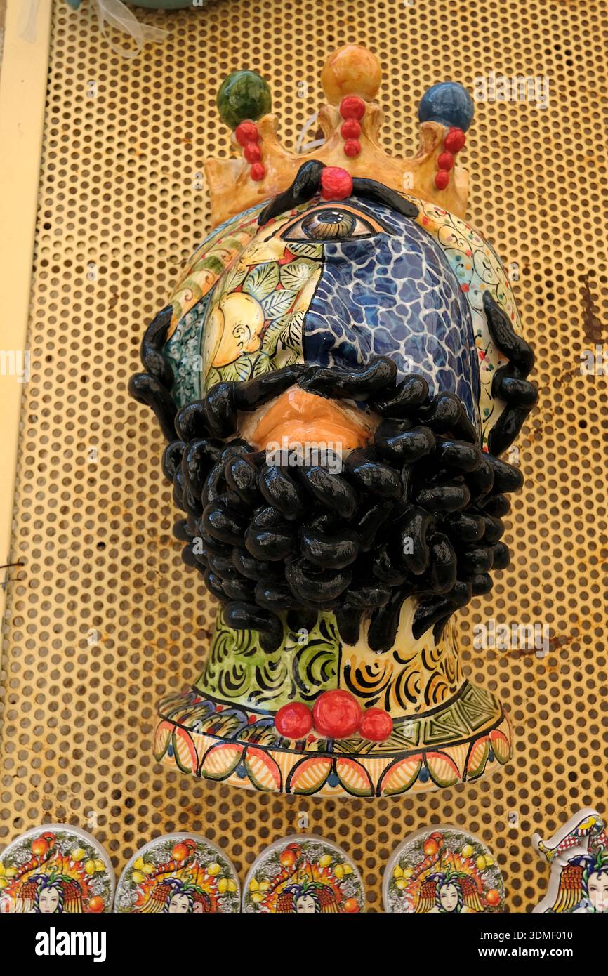 Italie, Sicile, Syracuse, sculpture en céramique d'une tête de cyclope avec une couronne Banque D'Images