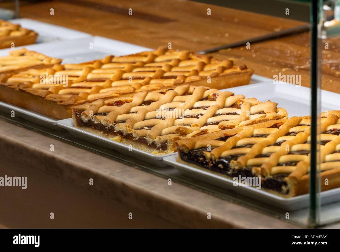 Tartes croates italiennes exposées dans la vitrine de la boulangerie Empoli Banque D'Images