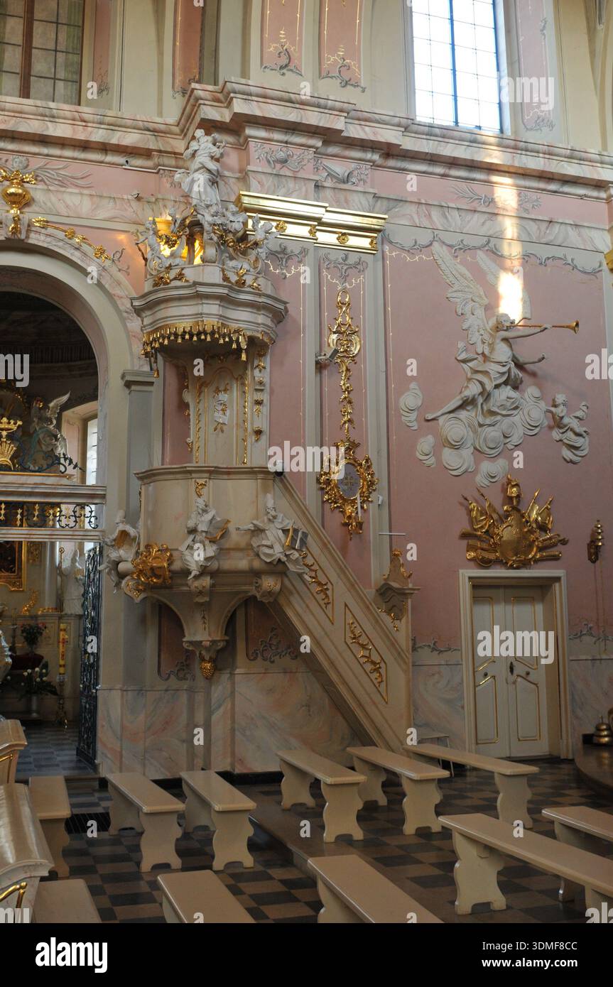 Chaire baroque ornée et mur latéral à l'intérieur de l'église paroissiale de Dukla, dans le sud-est de la Pologne. Banque D'Images