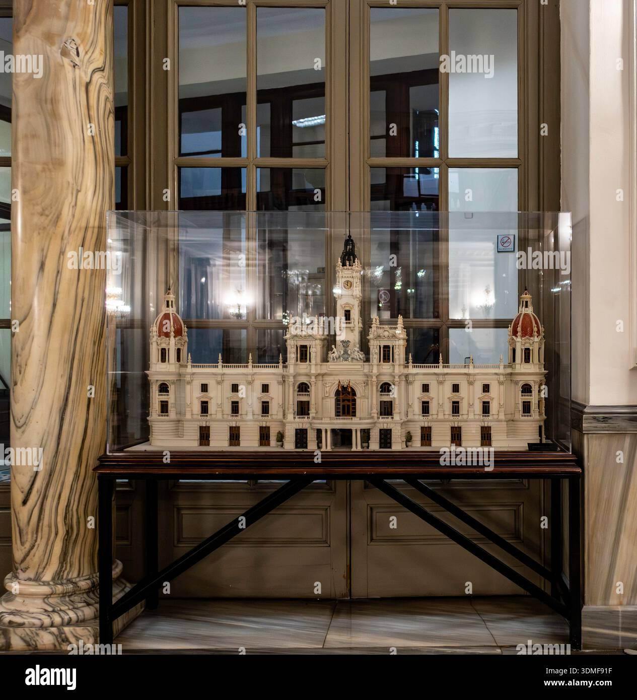 Une maquette architecturale détaillée de l'hôtel de ville de Valence exposée dans une vitrine à l'intérieur du bâtiment, mettant en valeur un design néoclassique complexe. Banque D'Images