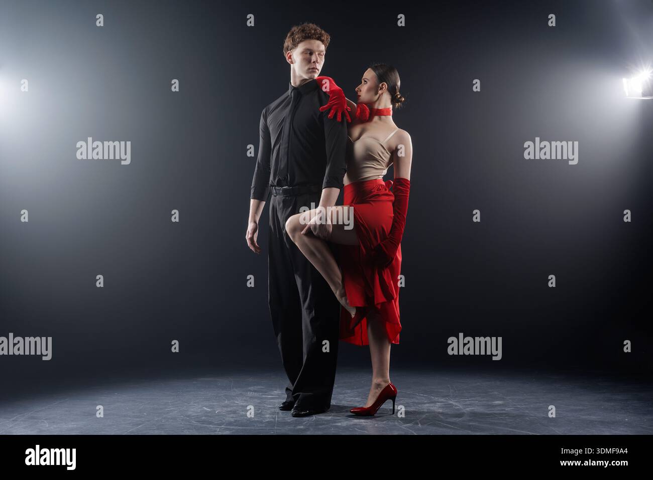 Les danseurs de salle de bal professionnels pratiquent la chorégraphie de tango contrôlée dans un cadre de studio pour la publicité et l'éducation. Idéal pour les écoles de danse we Banque D'Images
