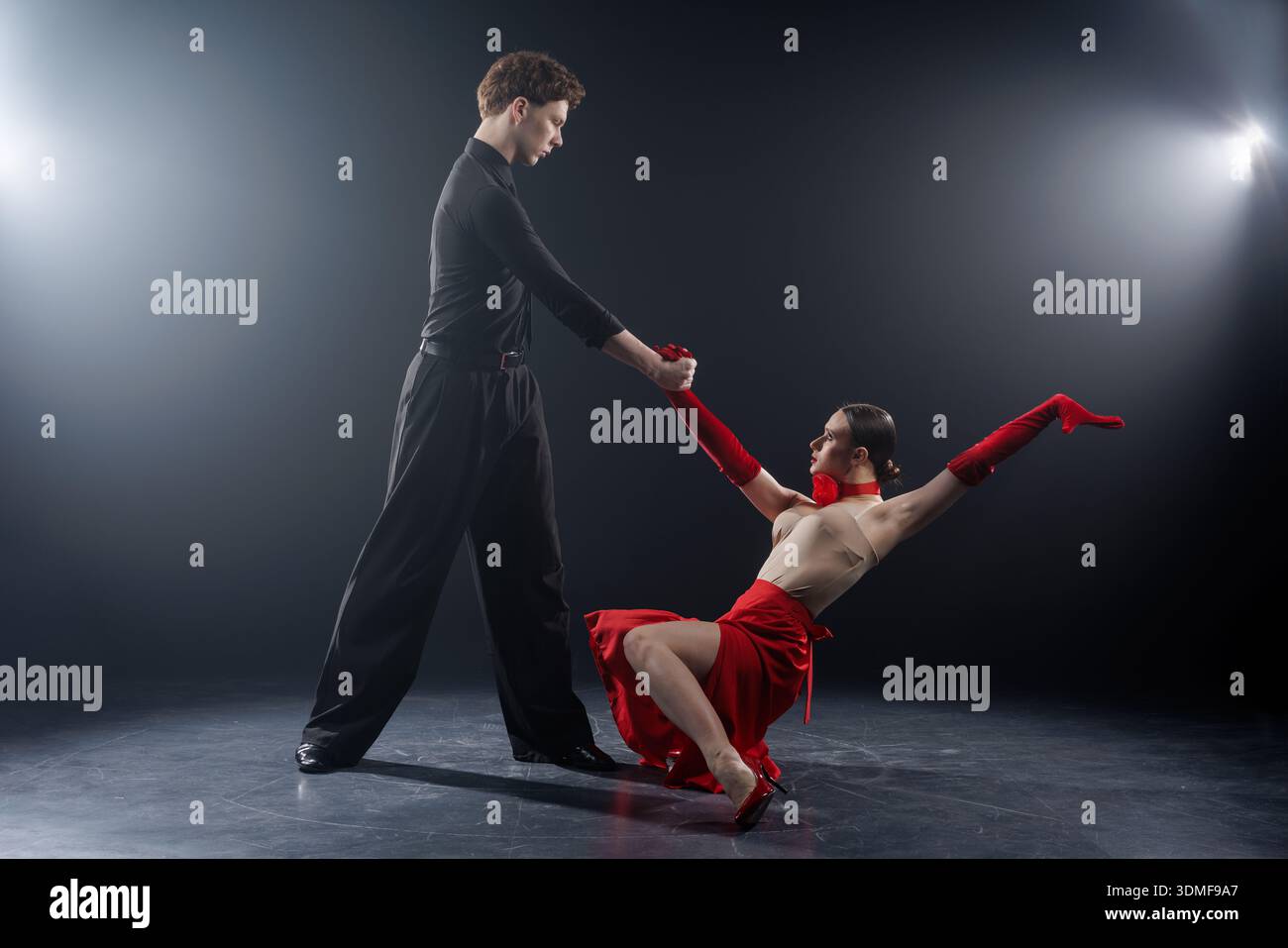 Les trains de couple de danse de salle de bal professionnels ont fait équipe avec des chorégraphies dans un studio. Image convient à la publicité et au marketing pour les écoles d'éducation de danse et pe Banque D'Images