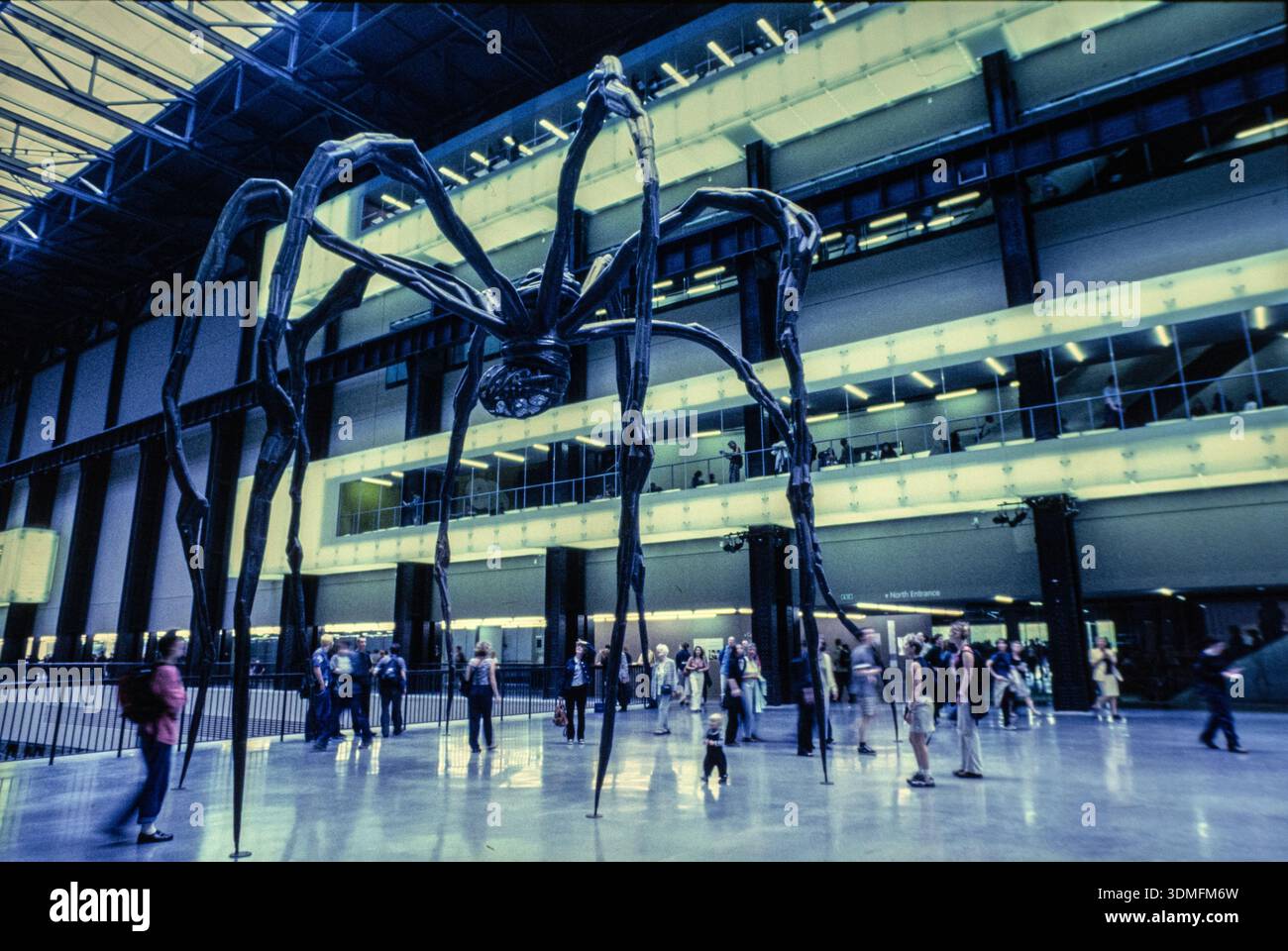 Maman (1999) de Louise Bourgeois, sculpture d'araignée en bronze, acier et marbre de 9 mètres de haut. C'était la commission inaugurale de l'Unilever. Banque D'Images