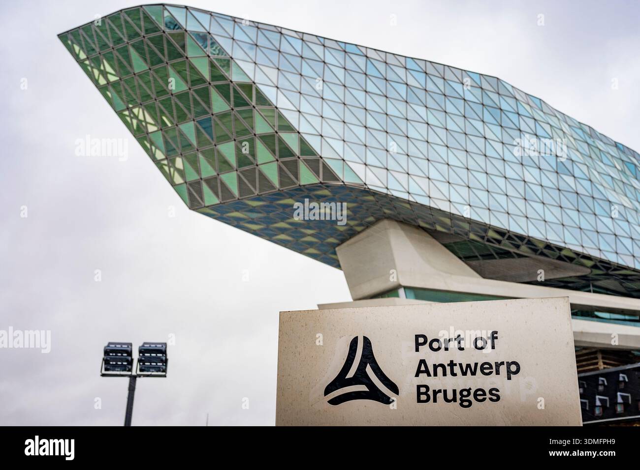 Anvers, Belgique, 5 janvier 2025 : vue sur Havenhuis par l'architecte Zaha Hadid, siège de l'autorité portuaire du Port d'Anvers Bruges Banque D'Images