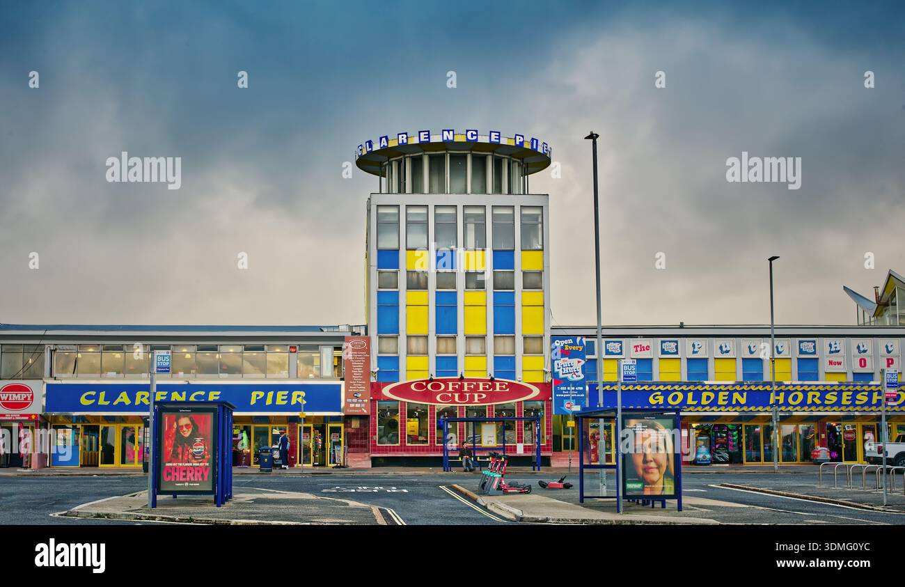 Clarence Pier à Southsea, Portsmouth, attraction balnéaire emblématique sur la côte sud de l'Angleterre Banque D'Images