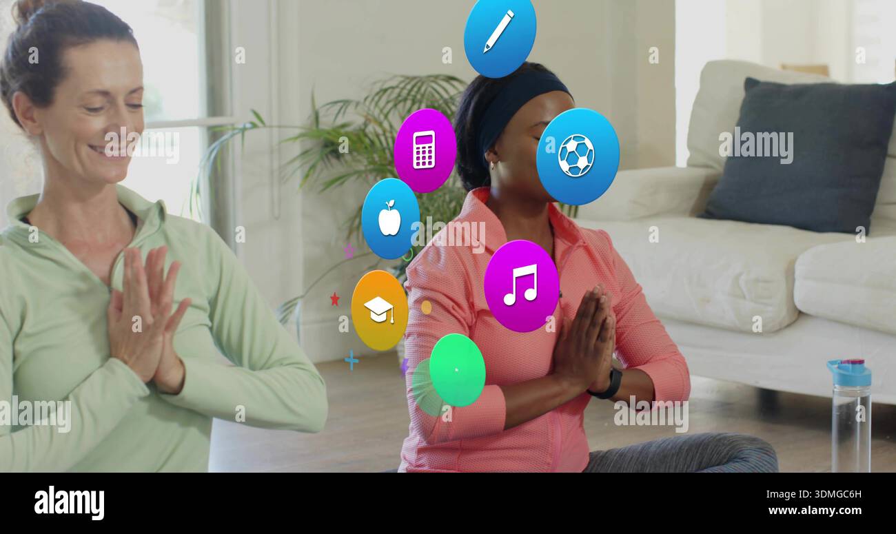 Assis deux amis méditant dans des sommets verts et roses sur le sol de la maison, avec des icônes d'application flottantes Banque D'Images