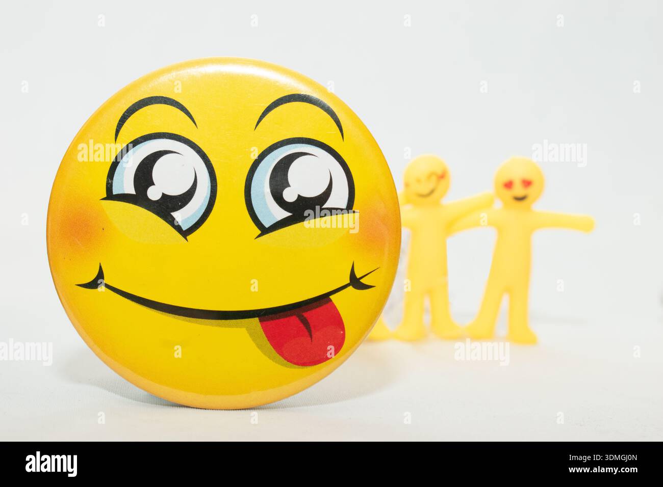 Figures jaunes souriantes exprimant l'amitié, le travail d'équipe et les émotions positives sur fond blanc Banque D'Images