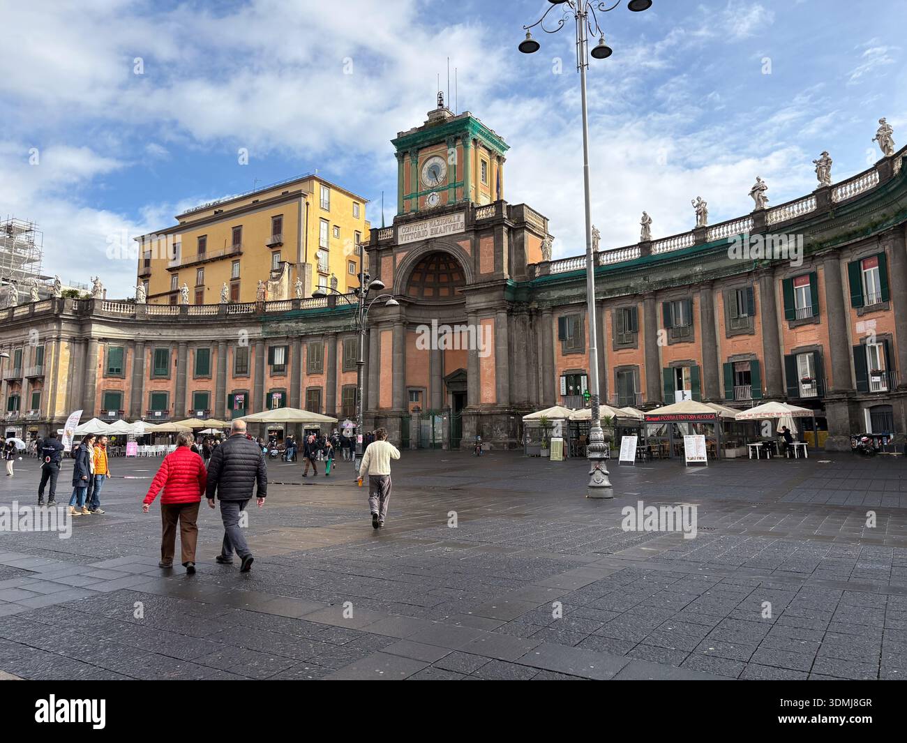 Piazza Dante, Naples, Italie (Piazza Dante). Place historique avec la façade incurvée du palais, statues et salles à manger extérieures. Banque D'Images
