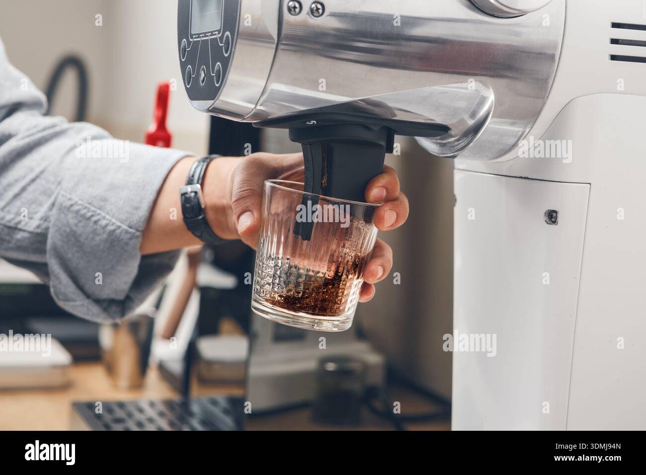 Mouture de café de haute qualité dans une machine électrique professionnelle dans un café-restaurant Banque D'Images