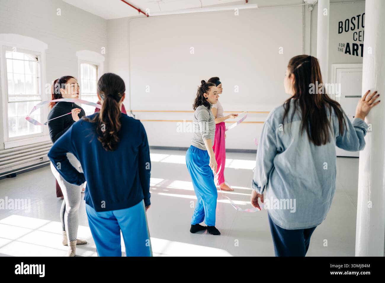 Entraînement d'équipe de gymnastique rythmique avec des rubans en studio de danse Banque D'Images