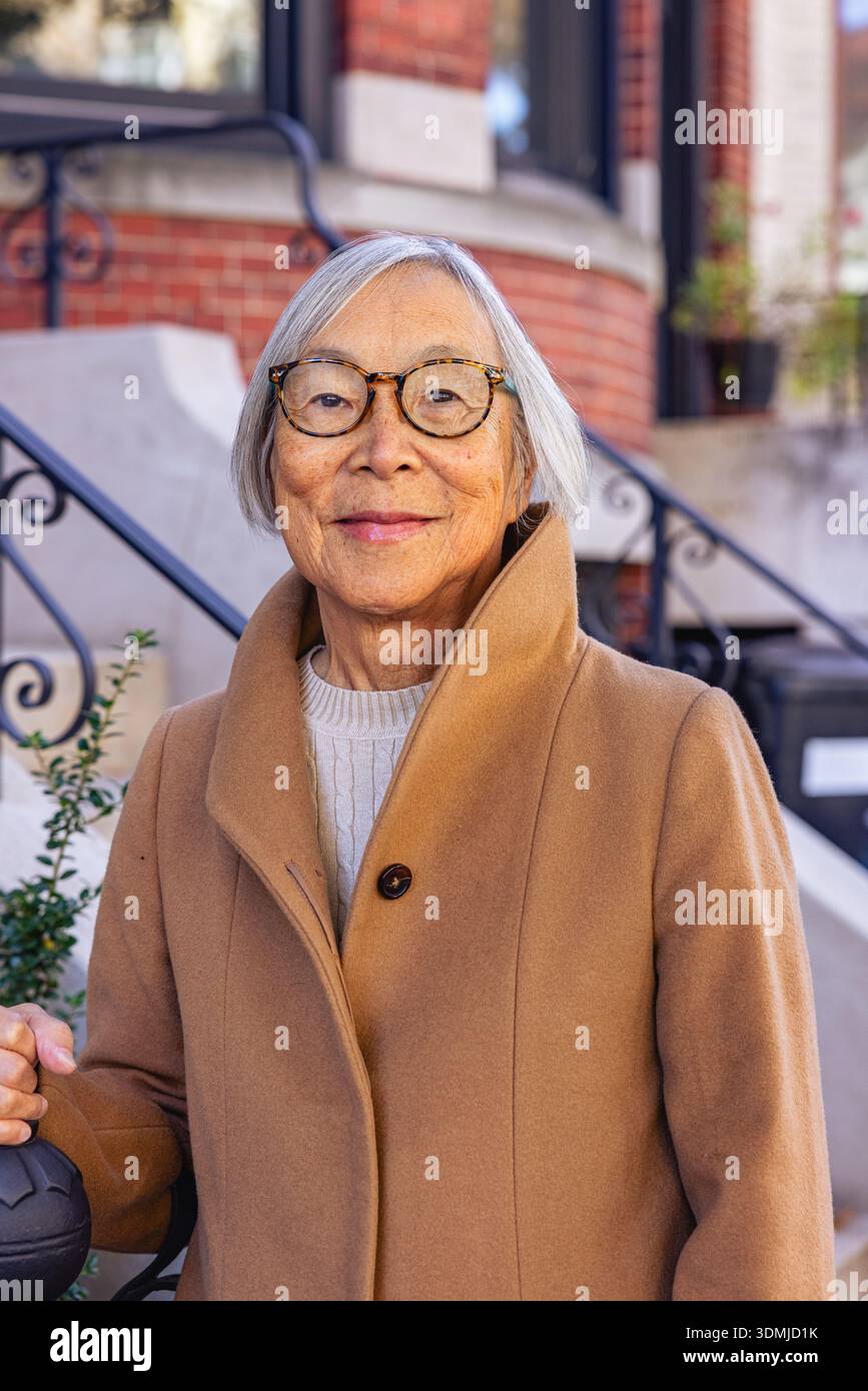 Portrait de femme asiatique mature souriante Banque D'Images