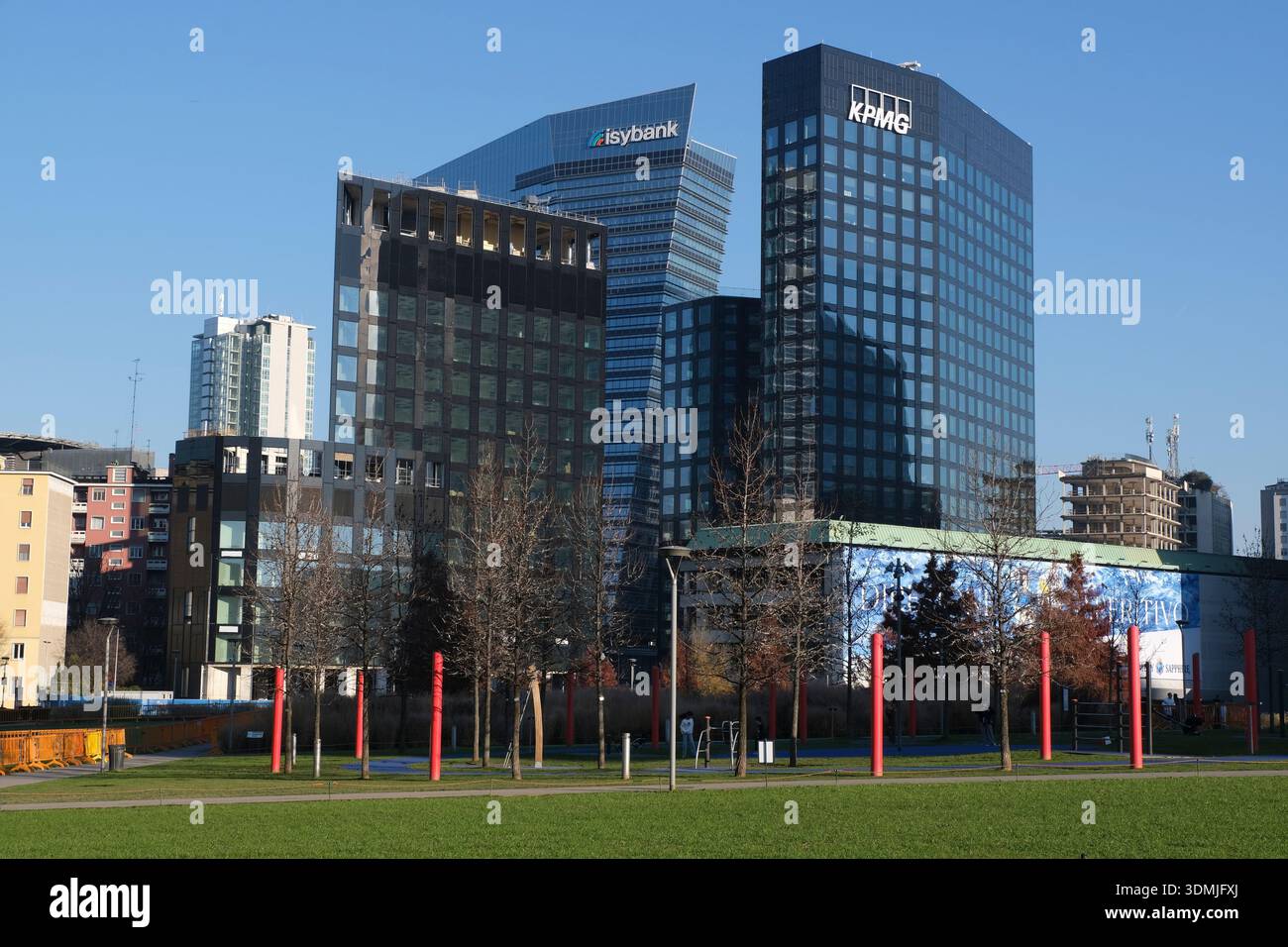 Italie Milan skyline, vue sur le quartier commercial et financier de Porta Nuova, avec la Tour est du 'Portali', le siège de KPMG, et t Banque D'Images