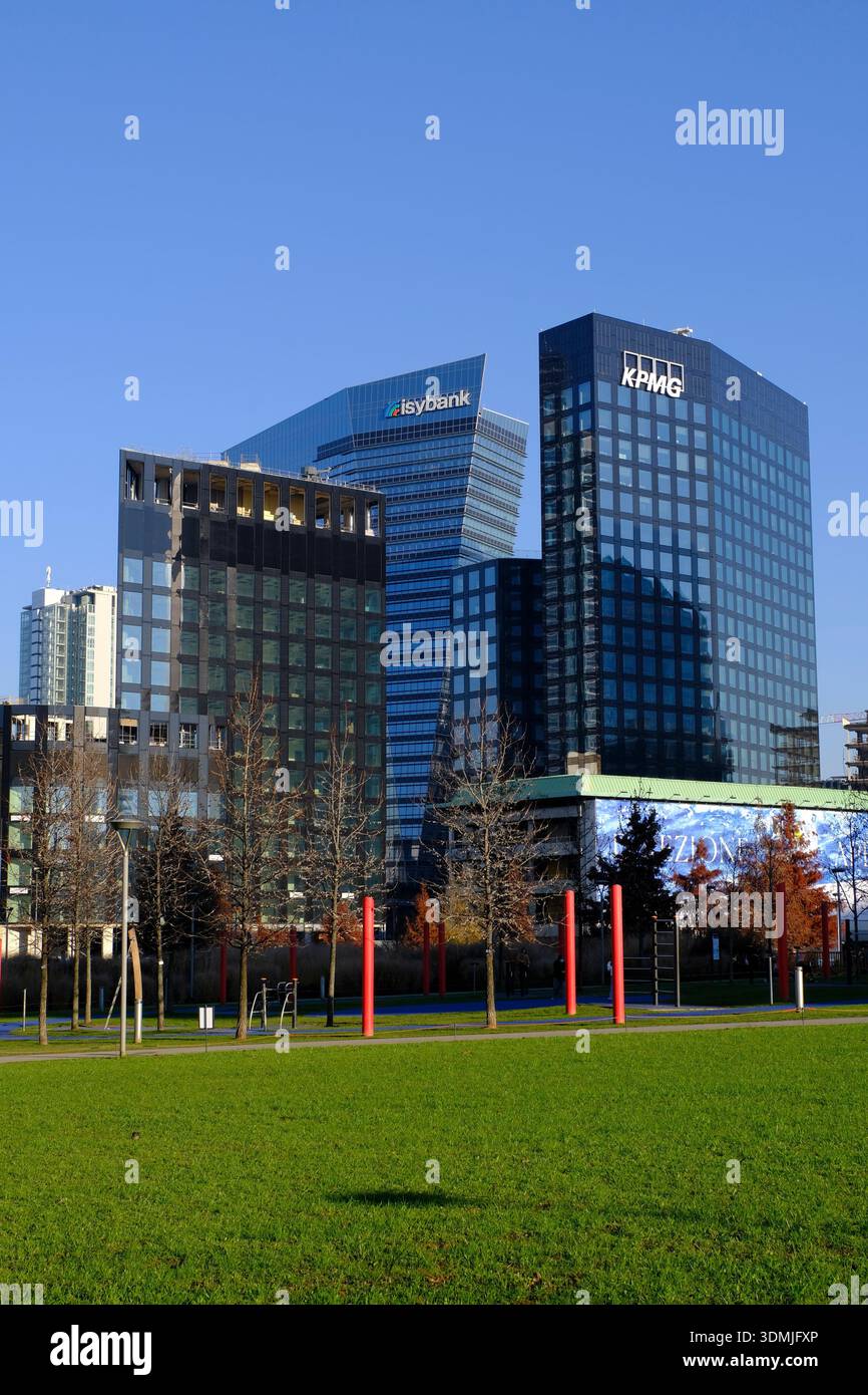 Italie Milan skyline, vue sur le quartier commercial et financier de Porta Nuova, avec la Tour est du 'Portali', le siège de KPMG, et t Banque D'Images