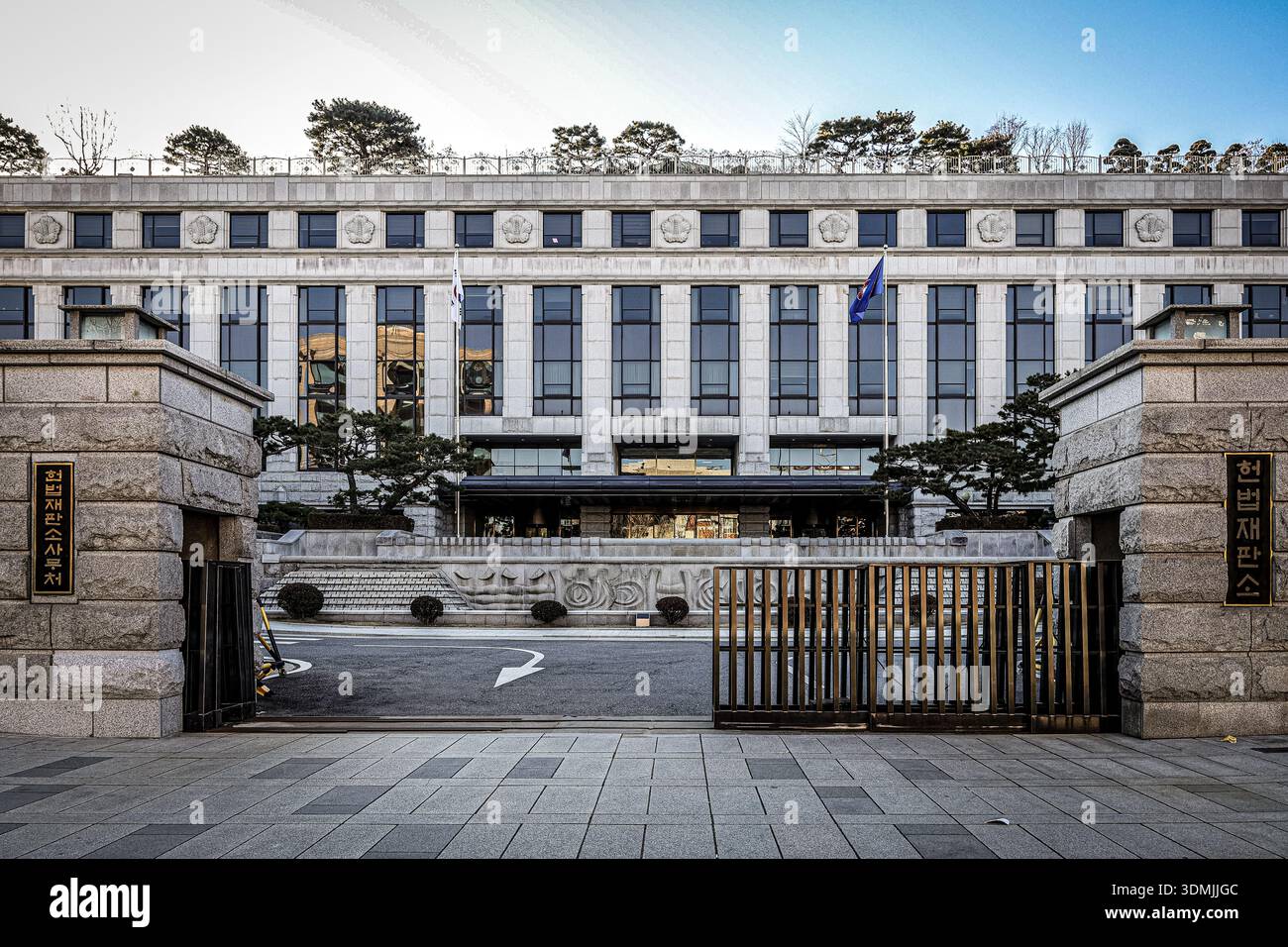 Vue extérieure du bâtiment de la Cour constitutionnelle de Corée à Séoul, en Corée du Sud, avec ses principales portes en pierre et son architecture judiciaire formelle. Banque D'Images