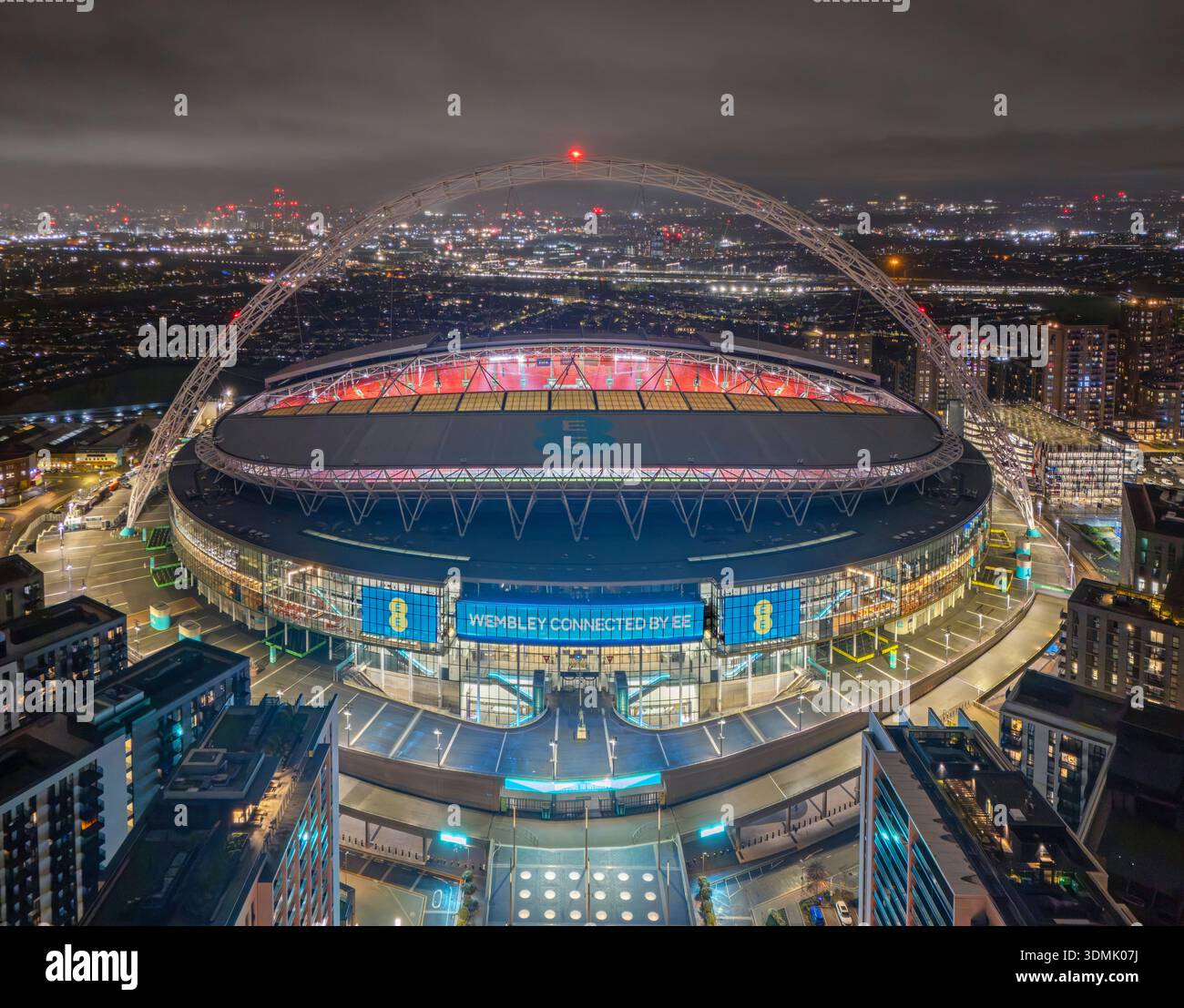 Image aérienne du stade de Wembley prise à la tombée de la nuit. 27 novembre 2025 Banque D'Images