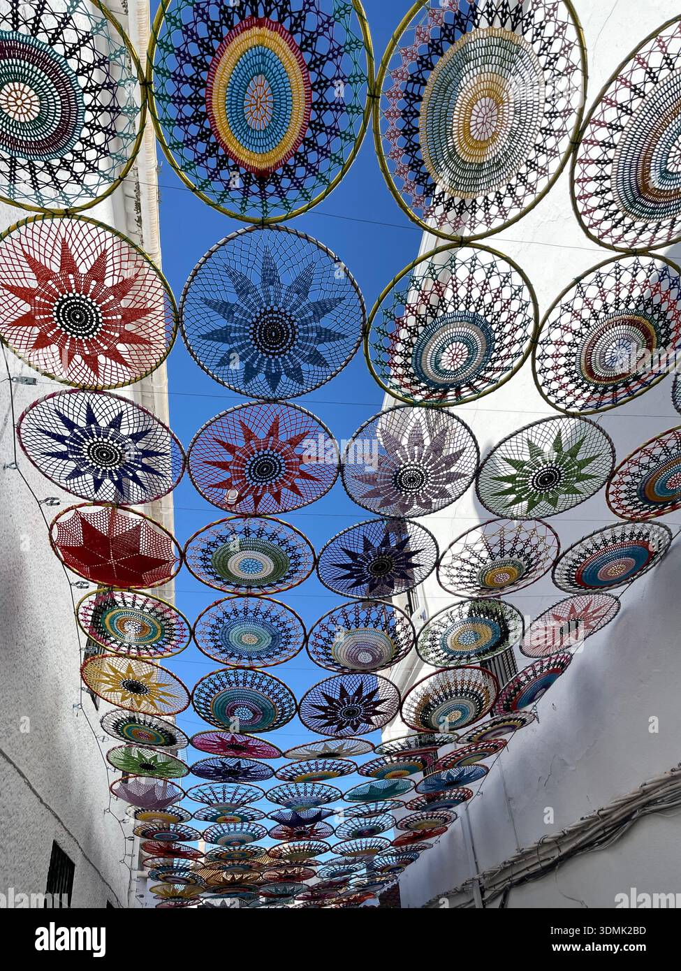 Parapluies au crochet colorés formant auvent de rue décoratif dans la vieille ville européenne - Image de stock capturée avec un smartphone