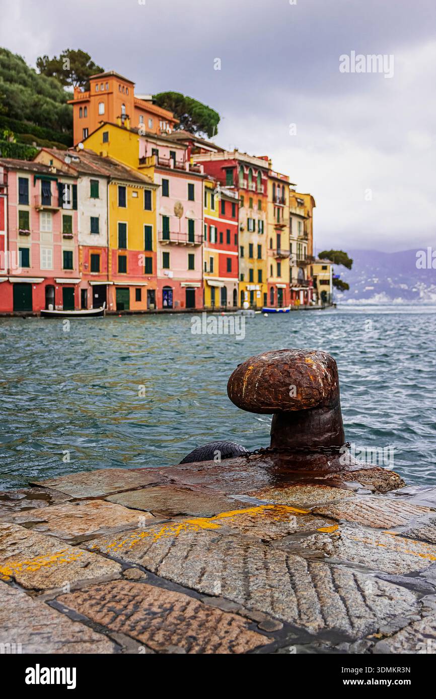 Un pylône d'amarrage à la jetée de Portofino Banque D'Images