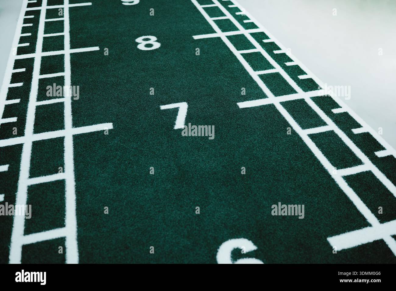 sports intérieurs avec chemins structurés, circuit de réhabilitation avec des voies inclinées et des marques d'échelle Banque D'Images