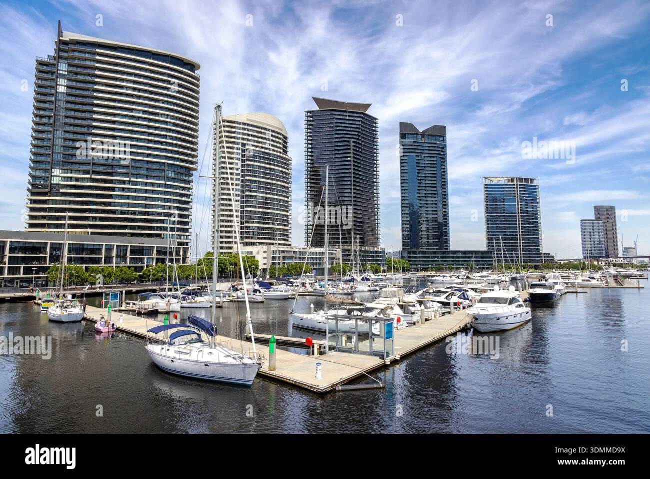 Paysage urbain et marina de Melbourne en été, montrant l'architecture moderne et les bateaux de plaisance amarrés. Banque D'Images