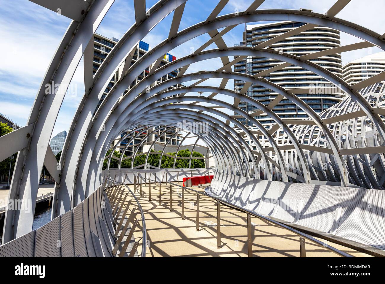 L'unique et emblématique pont Webb, Melbourne, Australie. Cette structure contemporaine enjambe la rivière Yarra et est une piste piétonne et cyclable reliant Banque D'Images
