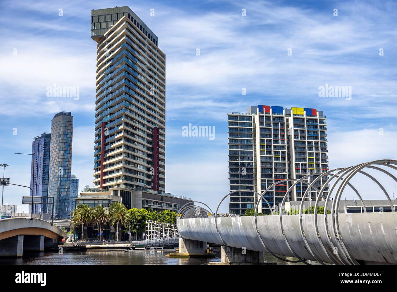 Le pont Webb et l'architecture moderne de Melbourne, Australie. Cette structure contemporaine enjambe la rivière Yarra et est une piste piétonne et cyclable Banque D'Images