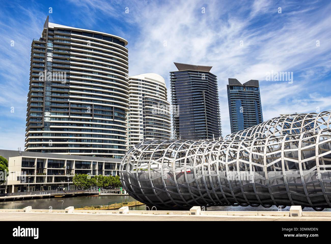 Détail du pont Webb et de l'architecture moderne de Melbourne, Australie. Cette structure contemporaine enjambe la rivière Yarra et est un piéton et c Banque D'Images