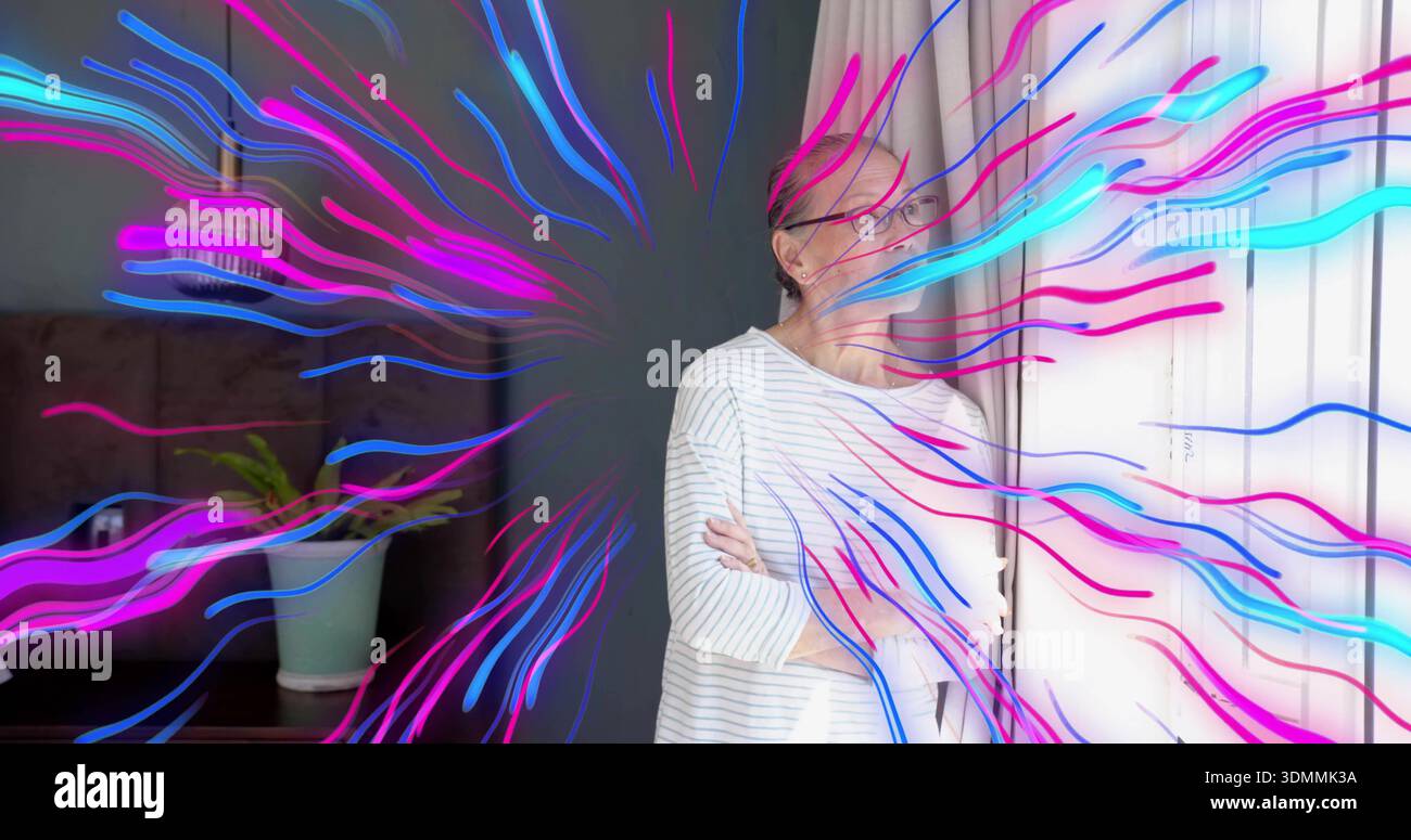 Femme chinoise senior debout croisant les bras, regardant la fenêtre, haut rayé, néon art, espace copie Banque D'Images