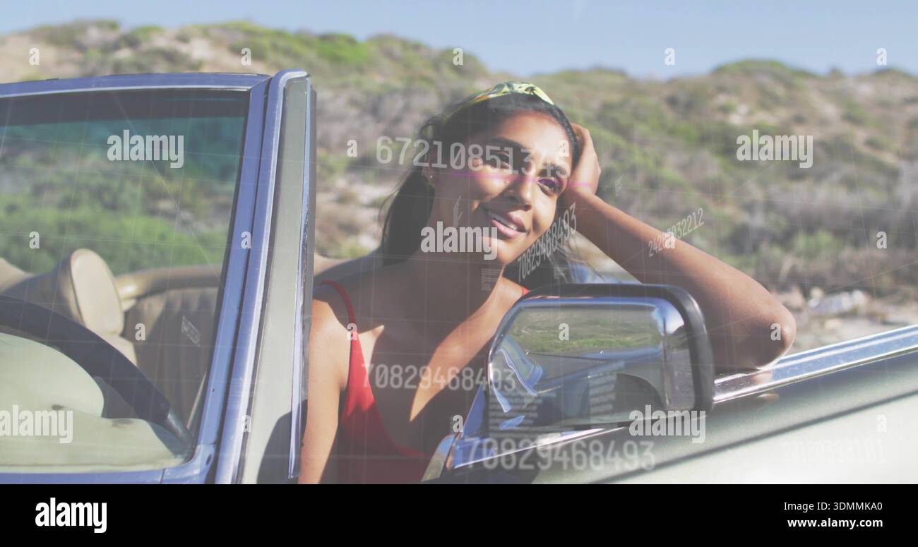 Femme indienne penchée regardant depuis le cabriolet argenté par la colline de gommage, portant un haut rouge, superposition numérique Banque D'Images