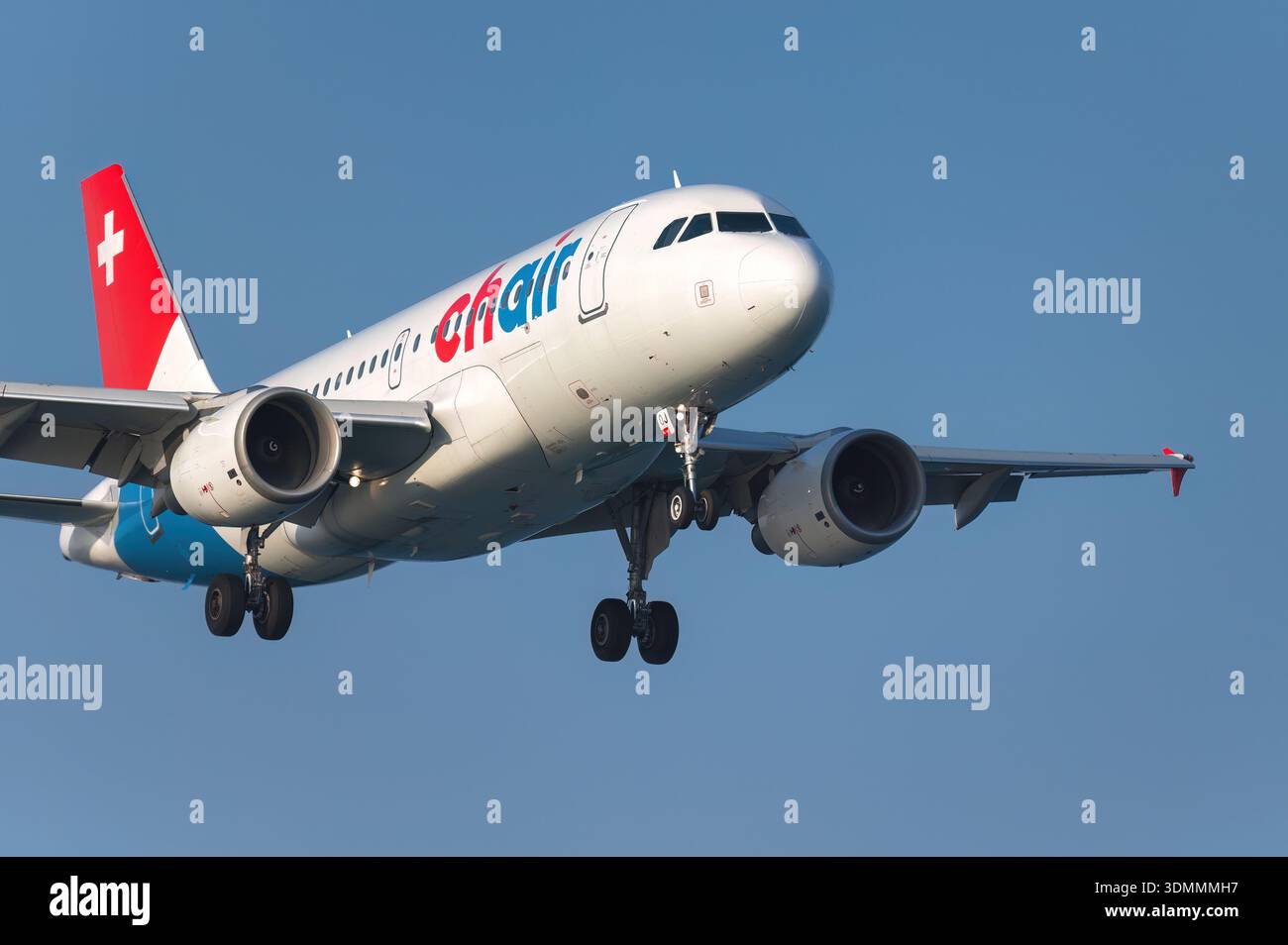 Larnaca, Chypre - 29 juin 2024 : Airbus A319 de chair Airlines, avion de passagers avec train d'atterrissage sorti, descendant pour arriver Banque D'Images