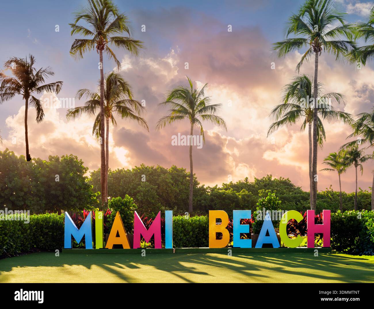 Miami Beach signe avec spectaculaire Sky Ocean Drive Art Deco District South Beach, Miami Beach, Floride, États-Unis Banque D'Images