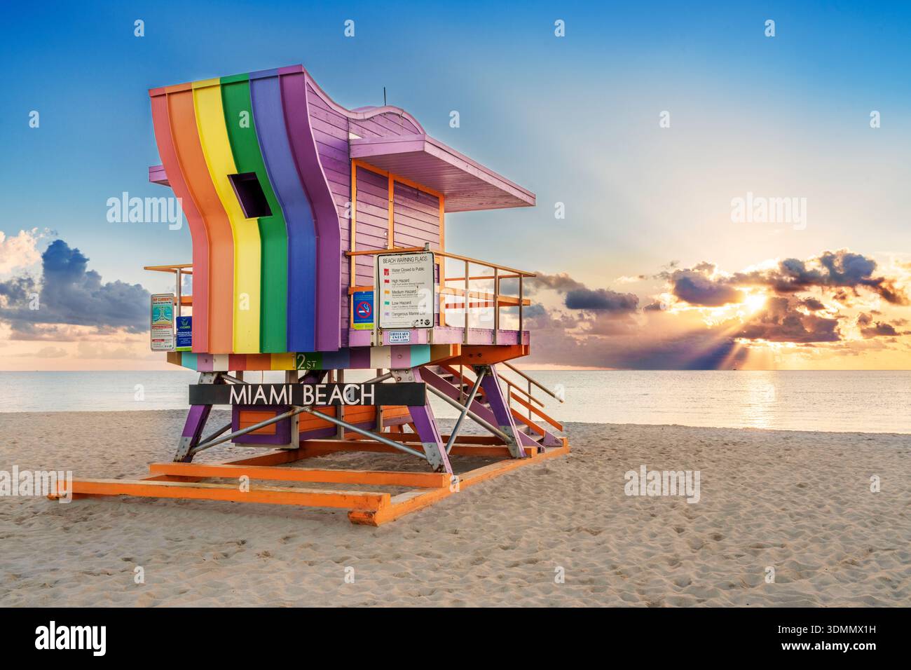 Rainbow Colored Pride Lifeguardhouse au lever du soleil Ocean Drive Art Deco District South Beach, Miami Beach, Floride, États-Unis Banque D'Images